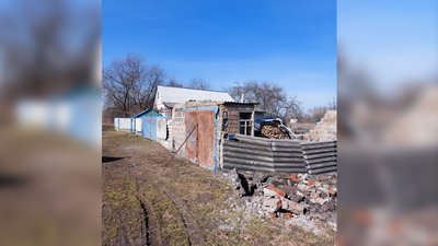 Тут був сарай Валентини Легези. В нього влучив снаряд й він згорів Тут був сарай Валентини Легези. В нього влучив снаряд й він згорів