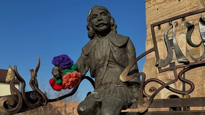 У Луцьку семеро кликунів прикрасили в'язаними квітами, березень 2026 року