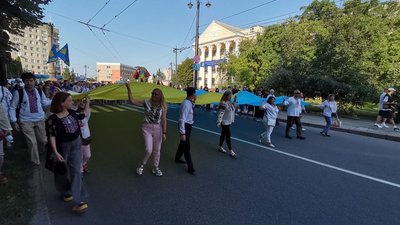 У Кропивницькому пів тисячі містян пройшли ходою у вишиванках У Кропивницькому пів тисячі містян пройшли ходою у вишиванках