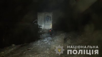 На Харківщині зіткнулися дві вантажівки: поліція встановлює особу загиблого водія На Харківщині зіткнулися дві вантажівки: поліція встановлює особу загиблого водія