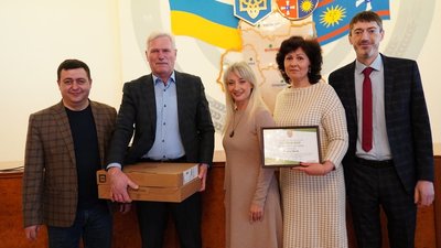 "Ноутбук кожному вчителю". Громади Вінниччини отримали другу партію портативних комп'ютерів для шкіл "Ноутбук кожному вчителю". Громади Вінниччини отримали другу партію портативних комп'ютерів для шкіл