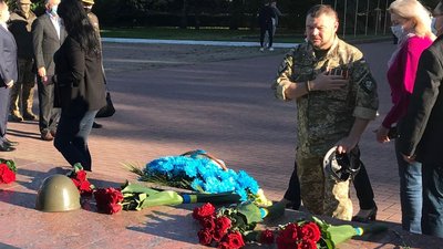 У День захисника України кропивничани прийшли на Алею слави