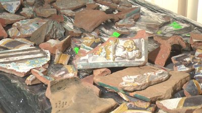 Студенти Лівівського політеху відтворять камін або піч, яка була зроблена з цих кахлів. Фото: Суспільне Студенти Лівівського політеху відтворять камін або піч, яка була зроблена з цих кахлів. Фото: Суспільне