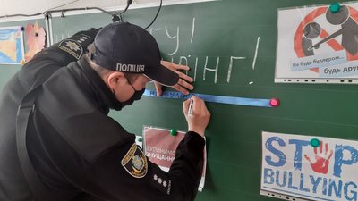 На Херсонщині поліцейські провели флешмоб "Зав’яжи стрічку – скажи булінгу НІ!"