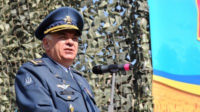 Командувач Повітряних Сил Збройних Сил України генерал-полковник Сергій Дроздов під час церемонії випуску лейтенантів у Харківському національному університеті Повітряних Сил імені Івана Кожедуба, 26 червня 2020 р. Командувач Повітряних Сил Збройних Сил України генерал-полковник Сергій Дроздов під час церемонії випуску лейтенантів у Харківському національному університеті Повітряних Сил імені Івана Кожедуба, 26 червня 2020 р.