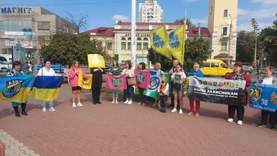 Акція "Поверніть героїв додому" проходить щоп'ятниці у центрі міста, 22 вересня 2023. Фото: Суспільне Хмельницький Акція "Поверніть героїв додому" проходить щоп'ятниці у центрі міста, 22 вересня 2023. Фото: Суспільне Хмельницький