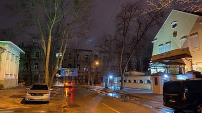 "Крадене". Біля консульства РФ у Харкові розмістили банер із зображенням Криму