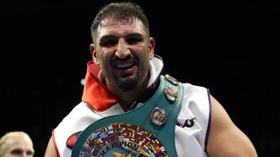 "Я готовий". Німецький боксер Кабаєл захистив пояс тимчасового чемпіона WBC та кинув виклик Усику