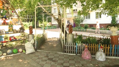 Житомирянин Борис Ящук своїми руками облаштував у дворі фонтан та музей іграшок