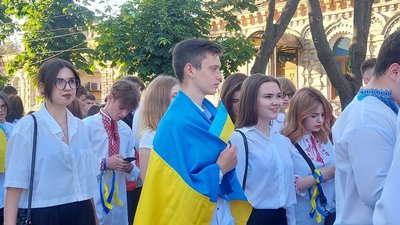 У вишиванках та з прапорами: у Черкасах випускники подякували ЗСУ У вишиванках та з прапорами: у Черкасах випускники подякували ЗСУ