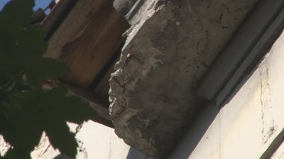 У Дніпрі частина фасаду багатоповерхового будинку впала на жінку