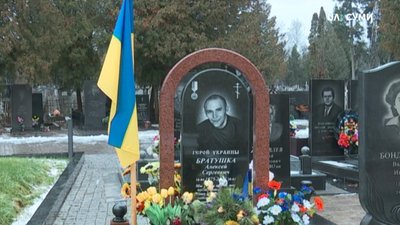 У Сумах судитимуть за крадіжку прапору з могили Героя Небесної Сотні