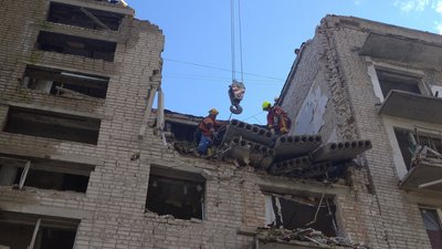 Рятувальники з Тернопільщини розбирають завали будинку