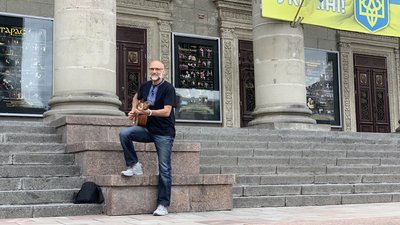 Його зброя – слово і гітара: харківський бард виступає у Тернополі Його зброя – слово і гітара: харківський бард виступає у Тернополі