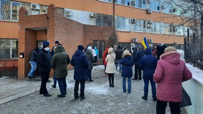 Вимагали припинити відключення електроенергії. У Маріуполі біля офісу ДТЕК пройшла акція протесту Вимагали припинити відключення електроенергії. У Маріуполі біля офісу ДТЕК пройшла акція протесту