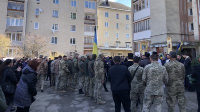 "Він міг стати видатним музикантом". На Франківщині попрощалися з військовослужбовцем Русланом Якібчуком "Він міг стати видатним музикантом". На Франківщині попрощалися з військовослужбовцем Русланом Якібчуком