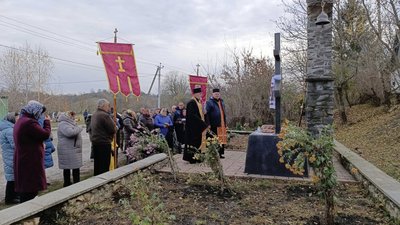 Жителі Лановецької громади вшановують жертв Осниківської трагедії