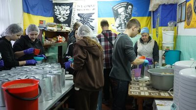 На Вінниччині волонтери з села Махнівка готують "царську кашу" для бійців на передовій