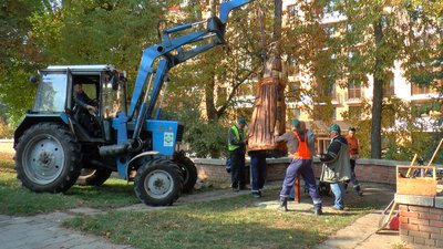 У Полтаві встановили дерев’яну скульптуру козака У Полтаві встановили дерев’яну скульптуру козака