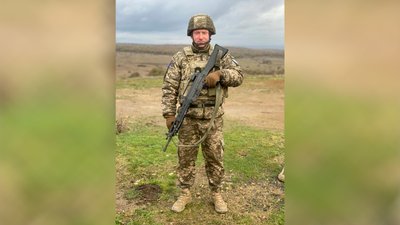 На Чернігівщині попрощалися з двома військовими ЗСУ — Артемом Маслаком та Сергієм Нелюбином. На Чернігівщині попрощалися з двома військовими ЗСУ — Артемом Маслаком та Сергієм Нелюбином.