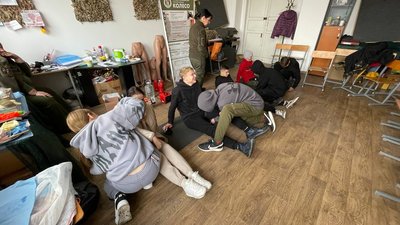 Життєво необхідні знання: у Миколаєві дітей навчали основ тактичної медицини Життєво необхідні знання: у Миколаєві дітей навчали основ тактичної медицини