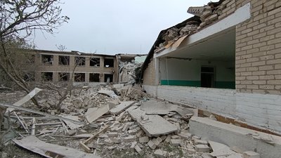 Пошкоджена будівля дитячого інтернату у Шевченковому