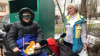 У Тернополі роздавали допомогу людям з інвалідністю