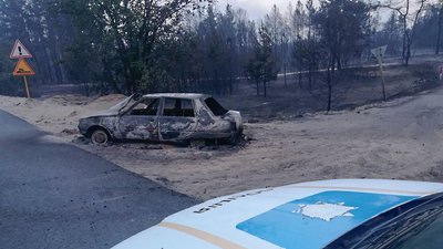 Машина, що згоріла внаслідок масшабної лісової пожежі на Луганщині Машина, що згоріла внаслідок масшабної лісової пожежі на Луганщині