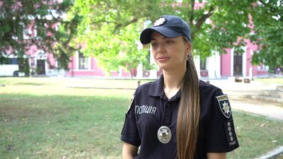 Інспекторка відділу ювенальної превенції поліції області Владислава Мартиросян. Інспекторка відділу ювенальної превенції поліції області Владислава Мартиросян.
