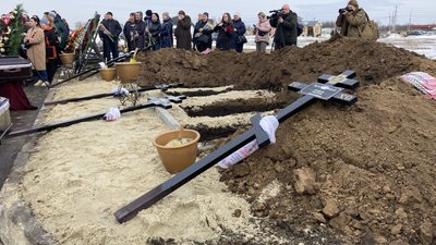 На кладовищі №18 у Харкові поховали сімʼю Путятіних загиблих у вогні 9 лютого На кладовищі №18 у Харкові поховали сімʼю Путятіних загиблих у вогні 9 лютого