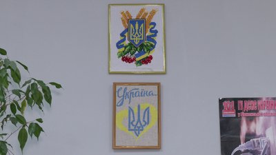 Прикрашає стіну амбулаторії: на Рівненщині жінка вишила мапу України Прикрашає стіну амбулаторії: на Рівненщині жінка вишила мапу України
