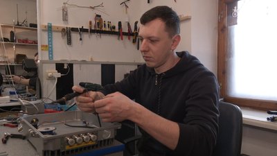 На Прикарпатті військові та волонтери збирають РЕБи На Прикарпатті військові та волонтери збирають РЕБи