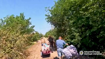 На тачці під російськими дронами: "Білі янголи" евакуювали жителів Кіндратівки