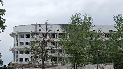 Пошкоджена внаслідок обстрілу будівля готелю. Миколаїв