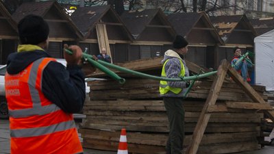 У Чернівцях на Соборній площі почали влаштовувати ялинку: коли її відкриють У Чернівцях на Соборній площі почали влаштовувати ялинку: коли її відкриють