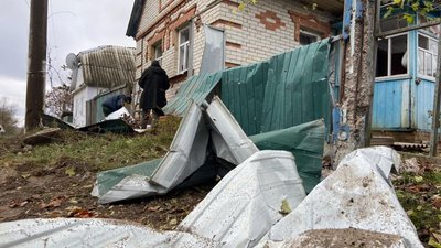 Через артобстріл Хотінської громади на Сумщині пошкоджено будинок та трансформатор на місцевому заводі Через артобстріл Хотінської громади на Сумщині пошкоджено будинок та трансформатор на місцевому заводі