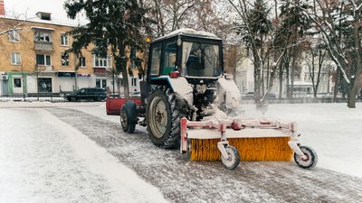 Трактор розчищає сніг у Чернігові