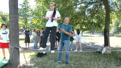 У черкаському таборі вчать правила безпеки, змагаються і плетуть браслети воїнам У черкаському таборі вчать правила безпеки, змагаються і плетуть браслети воїнам