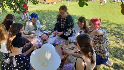 Естафети, квести, фаєршоу – на Житомирщині провели триденний арт-фестиваль для студентів Естафети, квести, фаєршоу – на Житомирщині провели триденний арт-фестиваль для студентів