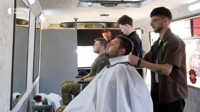 Мобільна перукарня для військових від одеських волонтерів Мобільна перукарня для військових від одеських волонтерів