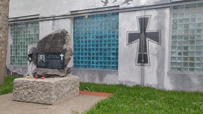 На в'їзді в Чорний Острів на стіні колишнього млина – тематичний мурал з історії селища та пам’ятний знак «Борцям за волю України». Фото: Суспільне Поділля На в'їзді в Чорний Острів на стіні колишнього млина – тематичний мурал з історії селища та пам’ятний знак «Борцям за волю України». Фото: Суспільне Поділля