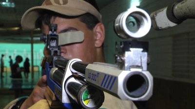 У тирі вихованці Вікторії Коваль відпрацьовують холості вистріли. У тирі вихованці Вікторії Коваль відпрацьовують холості вистріли.
