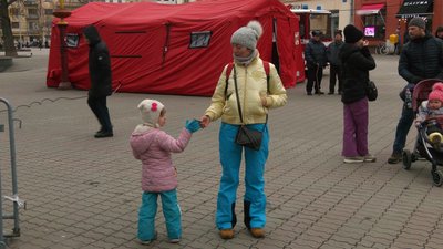В Івано-Франківську під час музичного перформансу збирали гроші для ЗСУ В Івано-Франківську під час музичного перформансу збирали гроші для ЗСУ