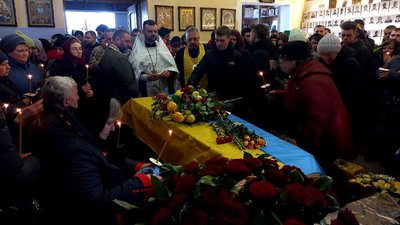 "Совість не дозволяє сидіти вдома, поки інші там воюють". У Сумах попрощалися з оборонцем Маріуполя Денисом Бондаренком "Совість не дозволяє сидіти вдома, поки інші там воюють". У Сумах попрощалися з оборонцем Маріуполя Денисом Бондаренком
