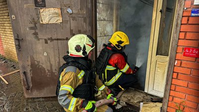 Рятувальники гасять пожежу в магазині в Краснокутську Богодухівської громади Рятувальники гасять пожежу в магазині в Краснокутську Богодухівської громади