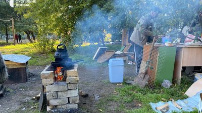 Понівечені будинки та їжа на вогнищі: як живе Лиман після деокупації — фото Понівечені будинки та їжа на вогнищі: як живе Лиман після деокупації — фото