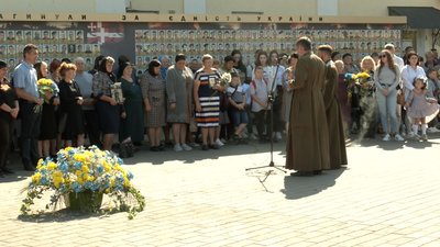 Священники відправили панахиду за загиблими бійцями Священники відправили панахиду за загиблими бійцями