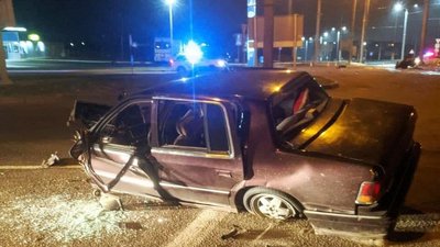 Мав ознаки сп'яніння: у Рівному водій авто врізався в стовп на кільці — поліція Мав ознаки сп'яніння: у Рівному водій авто врізався в стовп на кільці — поліція