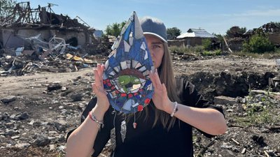 Юлія Дмітрієва, художниця з Кривого Рогу, артоб'єкти з уламків після атак РФ, Радушне