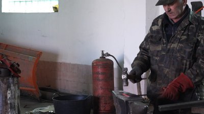 На Тернопільщині волонтери роблять скоби для укріплення бліндажів На Тернопільщині волонтери роблять скоби для укріплення бліндажів
